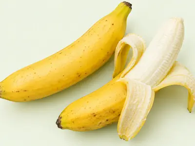 Deux bananes jaunes, dont une à moitié épluchée