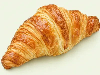 Un croissant doré et feuilleté vu de près