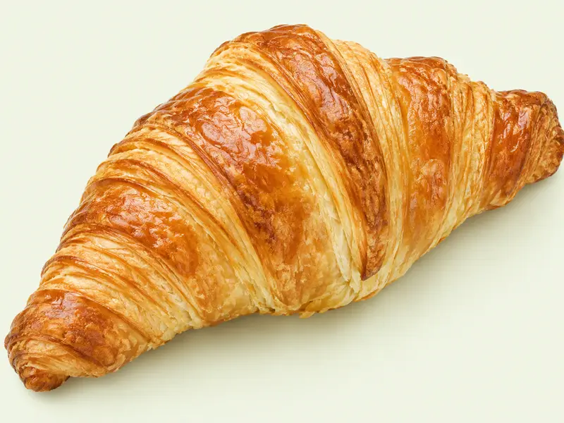 Un croissant doré et feuilleté vu de près