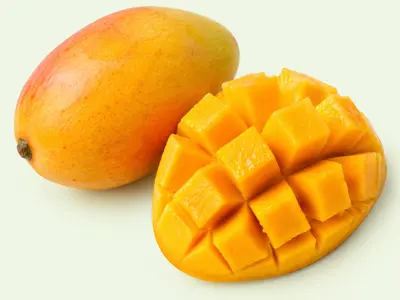 Mangue entière et demi-mangue découpée en cubes