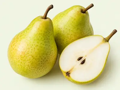 Deux poires jaune-vert entières et une moitié de poire montrant la chair blanche et deux pépins