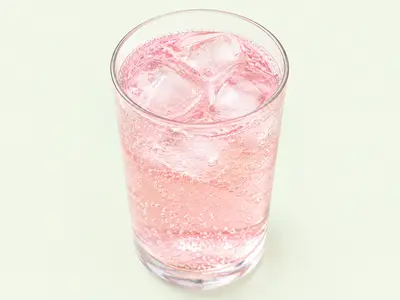 Verre de boisson énergisante rose pétillante avec glaçons, illustration de la Ciao Energy