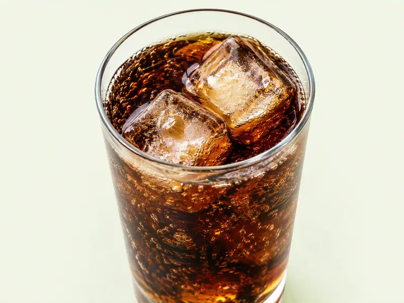 Verre de soda au cola avec glaçons, illustration du Coca-Cola light