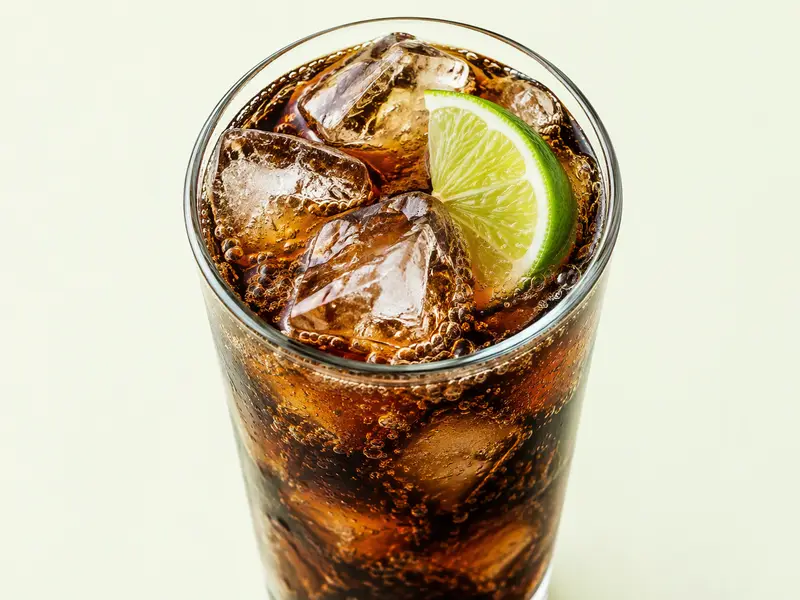 Verre de soda au cola avec glaçons et une rondelle de citron vert, illustration du Coca-Cola Zero