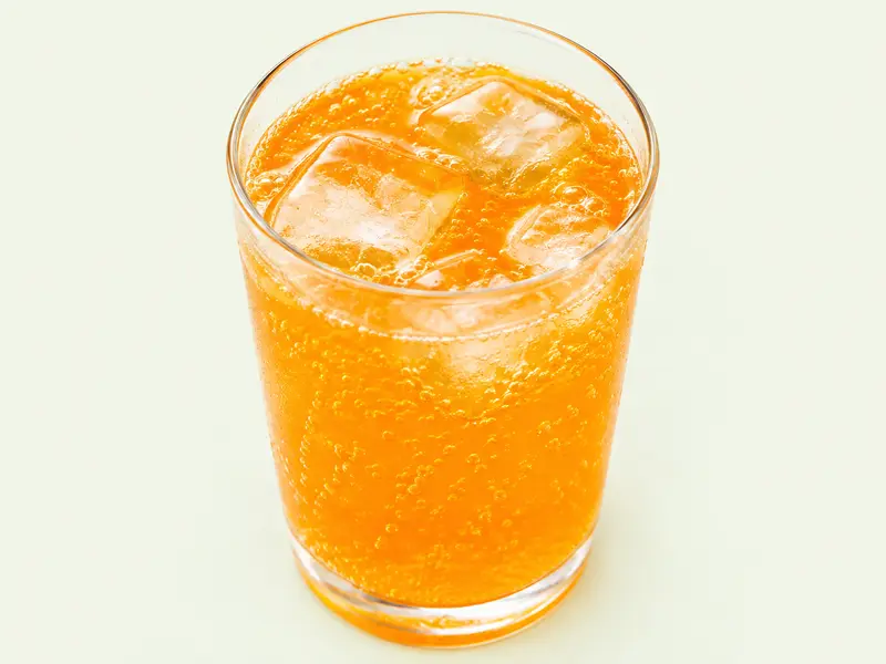 Verre de soda à l'orange pétillant avec glaçons, illustration du Fanta orange