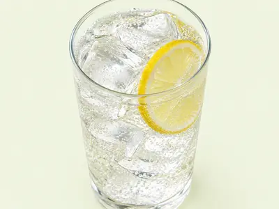 Verre de soda citron-citron vert transparent avec glaçons et rondelle de citron, illustration du Sprite