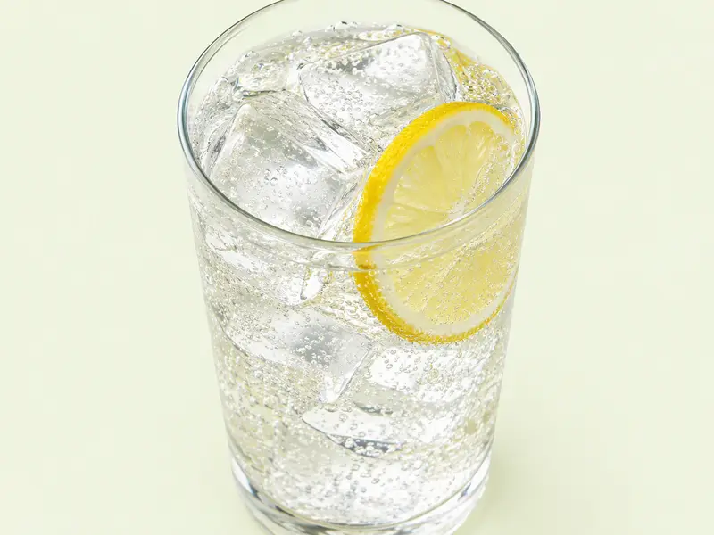 Verre de soda citron-citron vert transparent avec glaçons et rondelle de citron, illustration du Sprite