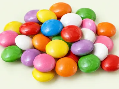 Petit tas de bonbons ronds dragéifiés de toutes les couleurs, illustration des Dragibus