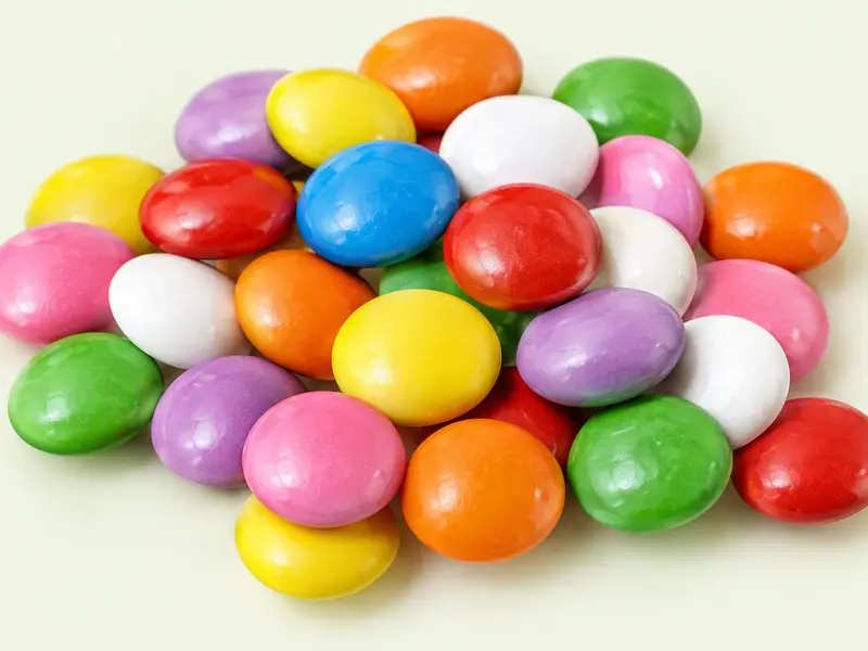 Petit tas de bonbons ronds dragéifiés de toutes les couleurs, illustration des Dragibus