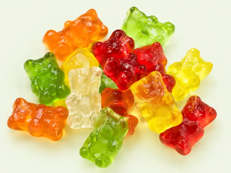 Oursons gélifiés translucides de différentes couleurs, illustration des Goldbears