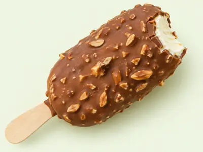 Glace vanille sur bâtonnet en bois enrobée de chocolat au lait et d'éclats d'amandes, croquée sur un coin, illustration du Magnum Amande